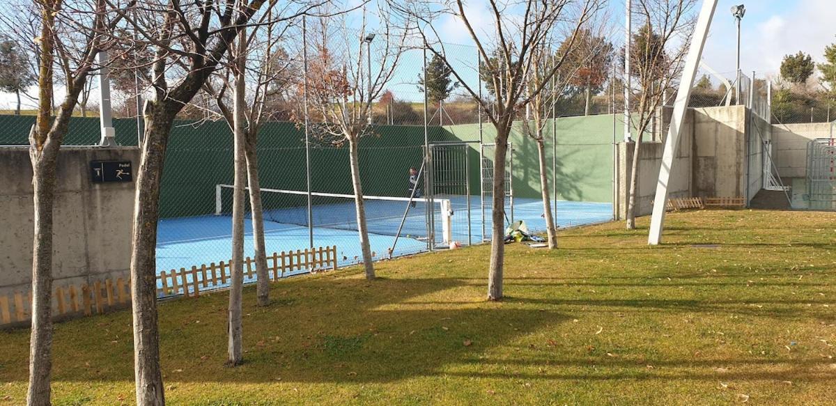 Chalet Adosado Entero, Bbq Y Piscina Comunitaria Sabinanigo Bagian luar foto